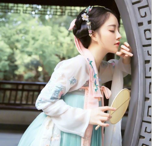 小胖妞专属汉服推荐，显瘦又美美的品牌女装大盘点！