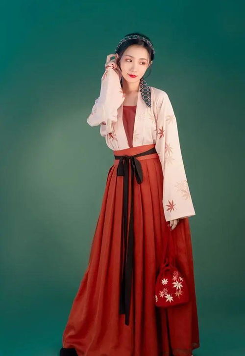 汉服风潮下的时尚新宠—汉服元素紧身裙女装品牌解析