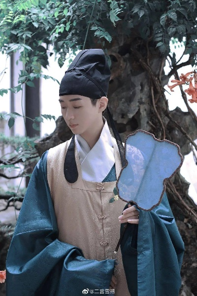 中秋佳节，汉服少年，传统与现代的完美邂逅