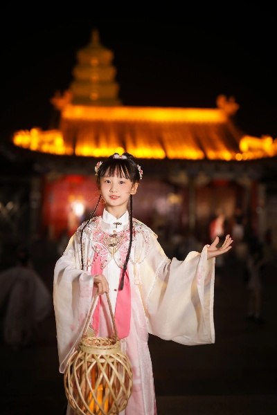 中秋佳节，汉服少年，传统与现代的完美邂逅
