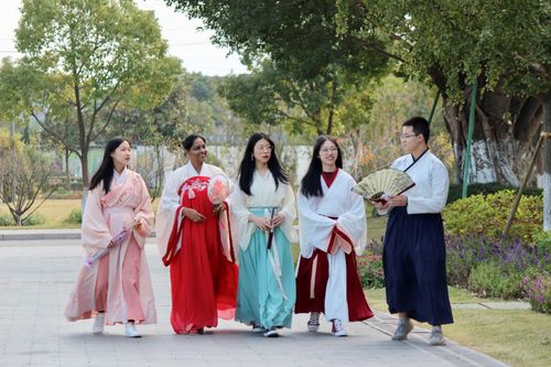 14岁少年汉服之旅，传统文化与现代生活的完美融合