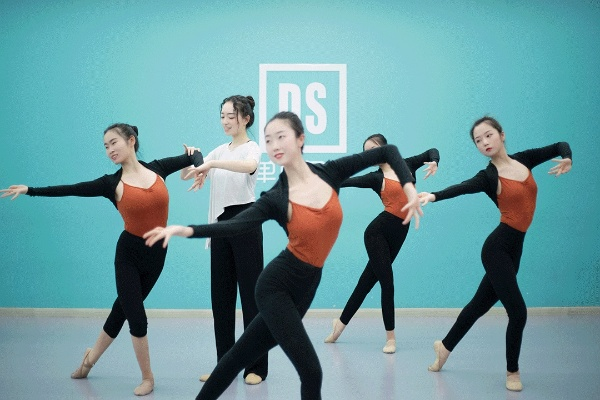 雨趣舞蹈—时尚与活力的舞蹈服饰品牌解析
