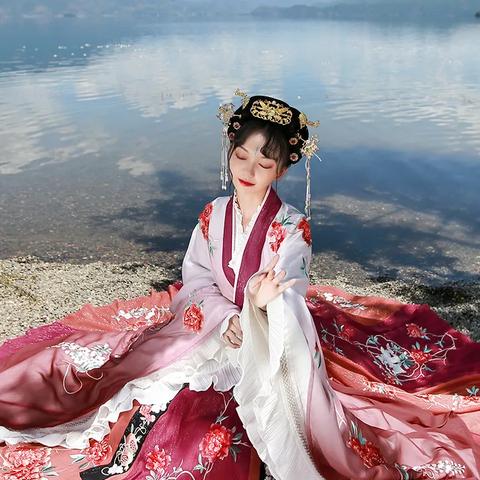 揭秘花神谣汉服，探寻传统与现代交融的时尚品牌