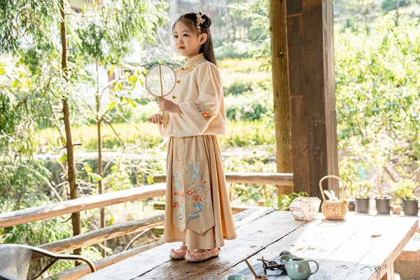 南京汉服童装品牌店，传承文化，萌娃穿出古韵风采