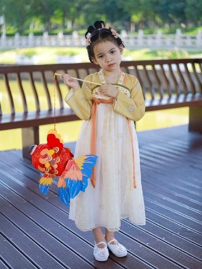 中秋佳节，女宝穿上汉服，传承传统文化之美—精选中秋装汉服品牌推荐