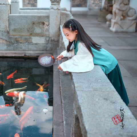 汉服复兴浪潮中的中国小姑娘，传统与现代的美丽邂逅