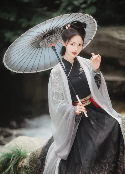 盘点中国女性长袍汉服品牌，传统与现代的完美融合