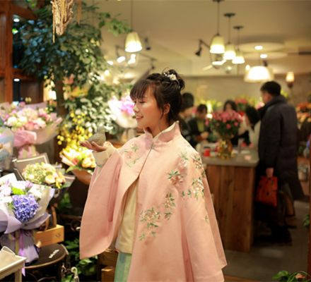 揭秘价值百万的手绣汉服品牌，匠心独运，传承千年文化之美