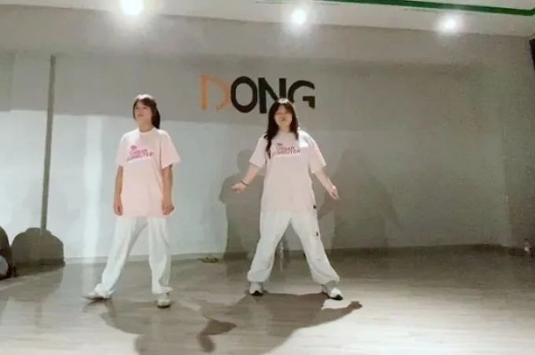 耐脏舞蹈服品牌大盘点，舞动青春，轻松应对污渍挑战！