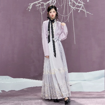 探寻白紫带金之美—揭秘汉服品牌中的经典元素