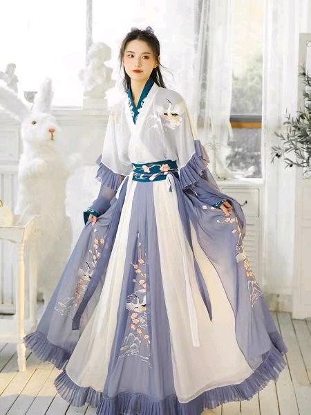 探寻汉服之美，成人女装品牌如何演绎传统与现代的交融