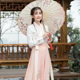 雷丝元素在汉服设计中的魅力展现—探寻汉服品牌新风尚