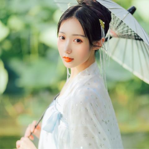 白色内饰，古韵盎然—探寻汉服品牌中的清雅之美
