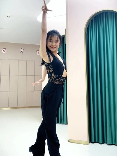 小甜甜舞蹈服装品牌，舞动青春，时尚与舒适的完美结合