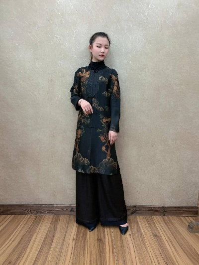 香云纱汉服,千年技艺与现代时尚的碰撞与新生 香云纱汉服,千年技艺与现代时尚的碰撞与新生
